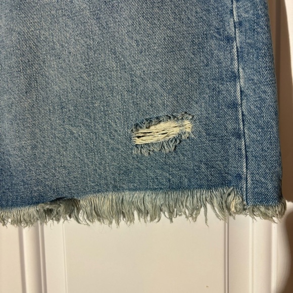 ❤️2/$15 or 3/$21❤️ Gap Medium Wash Distressed Denim Skirt, Size 31 - Picture 7 of 12
